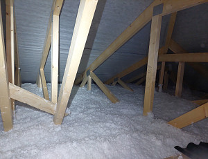 Zateplení novostavby dřevostavby typu bungalov pomocí foukané izolace